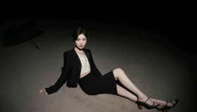 毛晓彤黑白氛围写真 ​​​腿擦的太白了 比肚脐都白就显得过分了