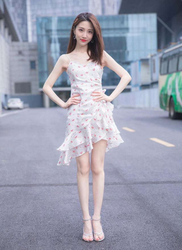 张纯烨，内娱美腿小姐姐
