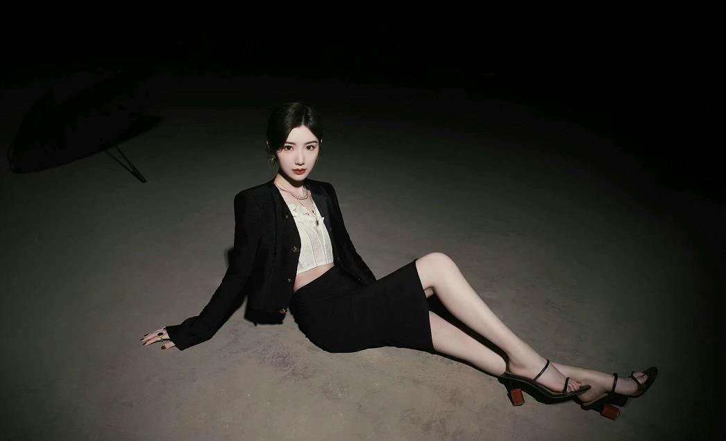 毛晓彤黑白氛围写真 ​​​腿擦的太白了 比肚脐都白就显得过分了